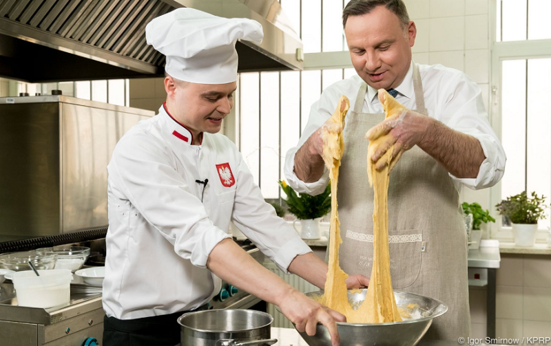 Andrzej Duda piecze babę wielkanocną
