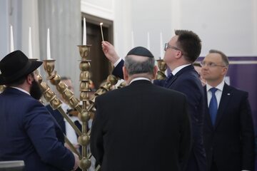 Andrzej Duda, Szymon Hołownia i rabini zapalają świecie chanukowe w Sejmi RP