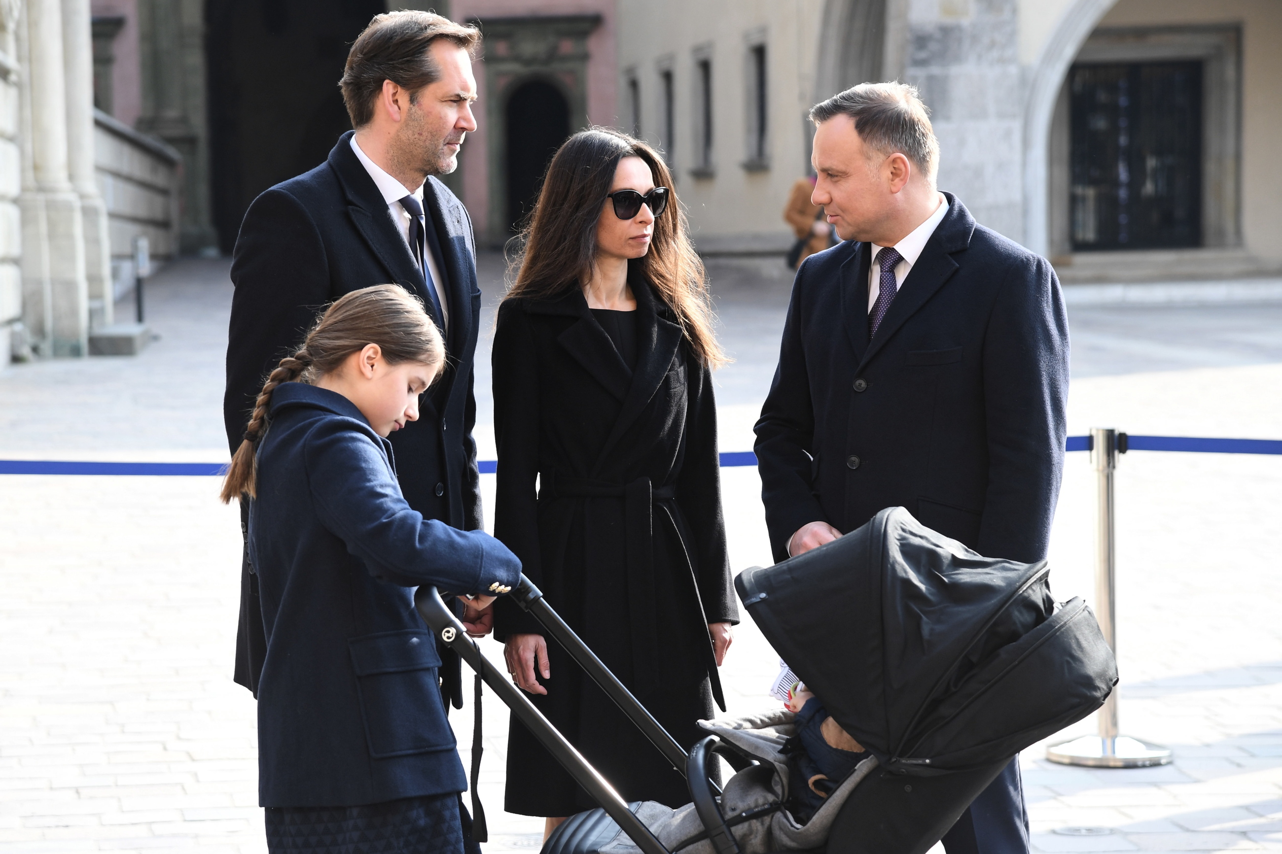 Prezydent Andrzej Duda z rodziną Marty Kaczyńskiej na Wawelu
