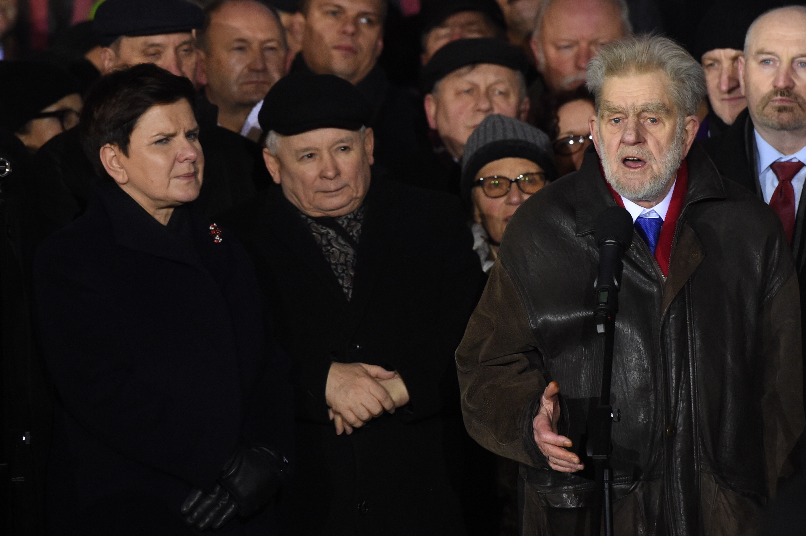 Prezes PiS Jarosław Kaczyński, premier Beata Szydło i działacz opozycyjny Andrzej Gwiazda podczas zgromadzenia zorganizowanego przez PiS na placu Trzech Krzyży w Warszawie