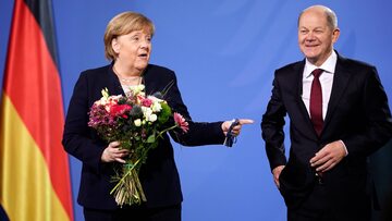 Angela Merkel i Olaf Scholz na ceremonii przekazania władzy