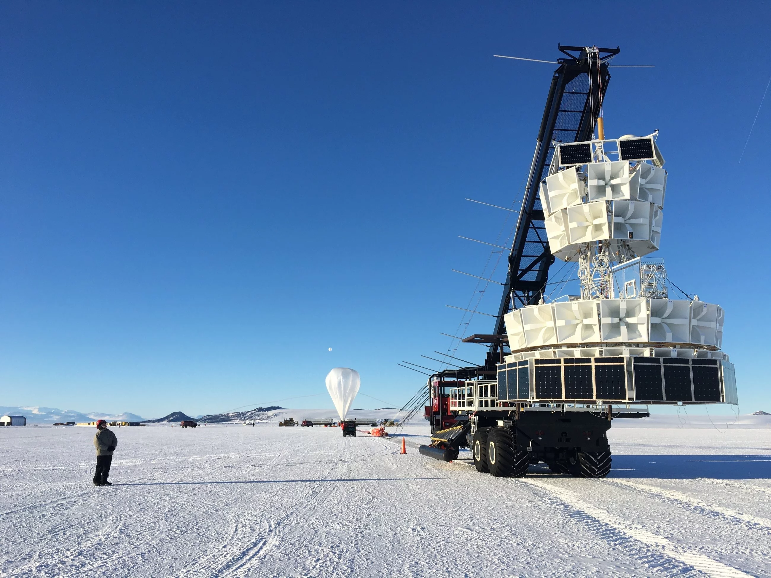 Antarctic Impulsive Transient Antenna (ANITA) - zestaw instrumentów zamontowanych na balonach stratosferycznych nad Antarktydą, zaprojektowany do śledzenia promieni kosmicznych i neutrin