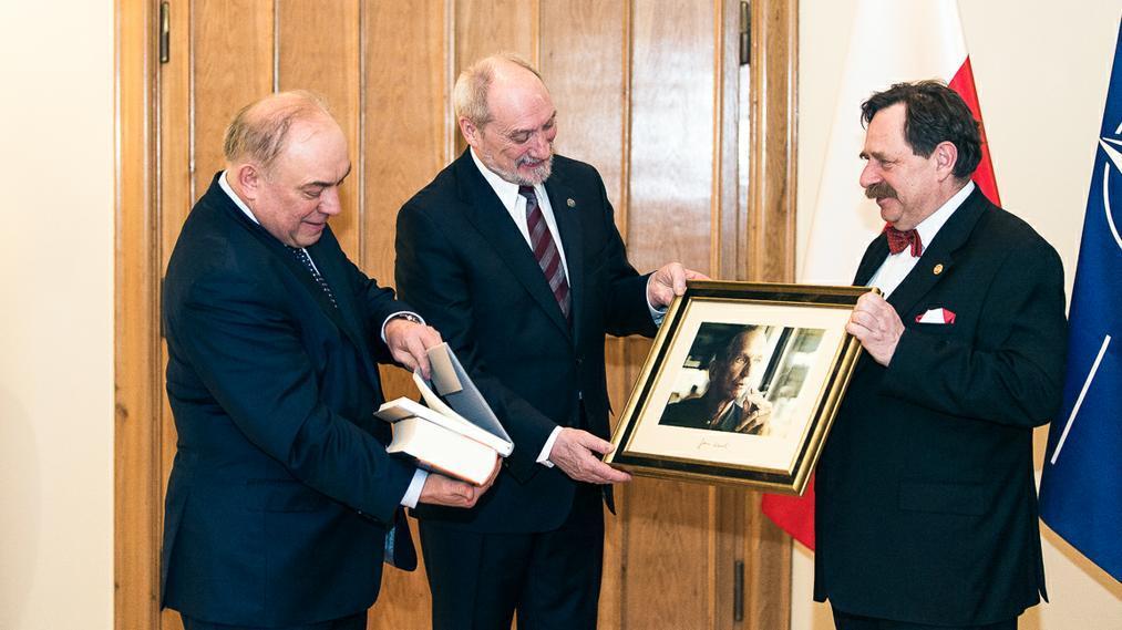 Szef MON Antoni Macierewicz podczas spotkania z bliskimi Jana Karskiego