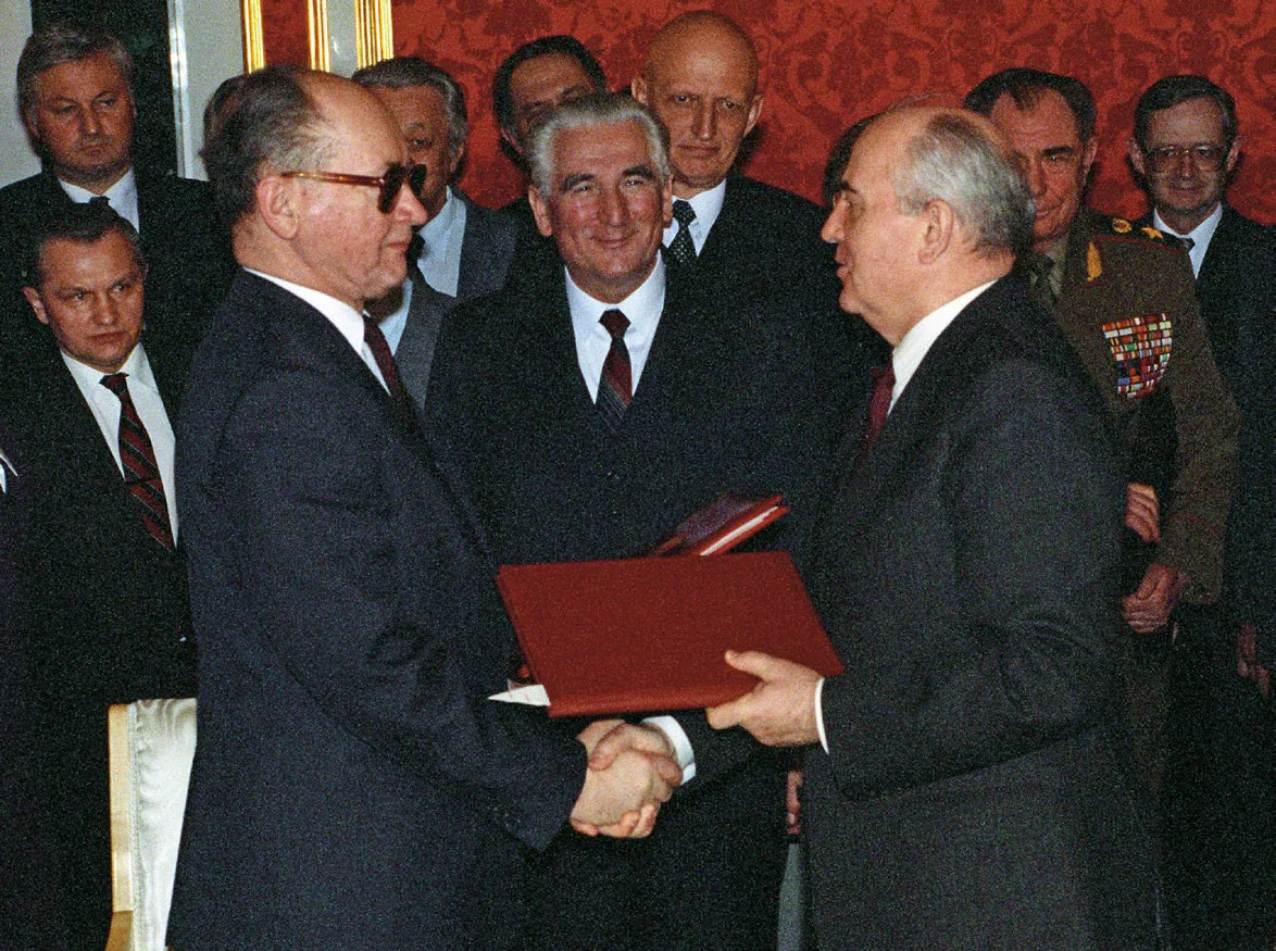 Moskwa 13 kwietnia 1990 r. Prezydent Związku Sowieckiego Michaił Siergiejewicz Gorbaczow przekazuje kopie dokumentów zbrodni katyńskiej Wojciechowi Jaruzelskiemu.