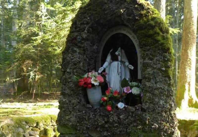 Zdewastowana figura Matki Boskiej we Francji