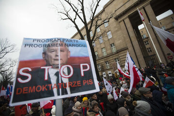 Antyrządowy protest KOD i opozycji w Warszawie