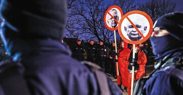 Antyrządowy protest przed Wawelem w miesięcznicę pochówku pary prezydenckiej, Kraków, 18 listopada 2022 r.