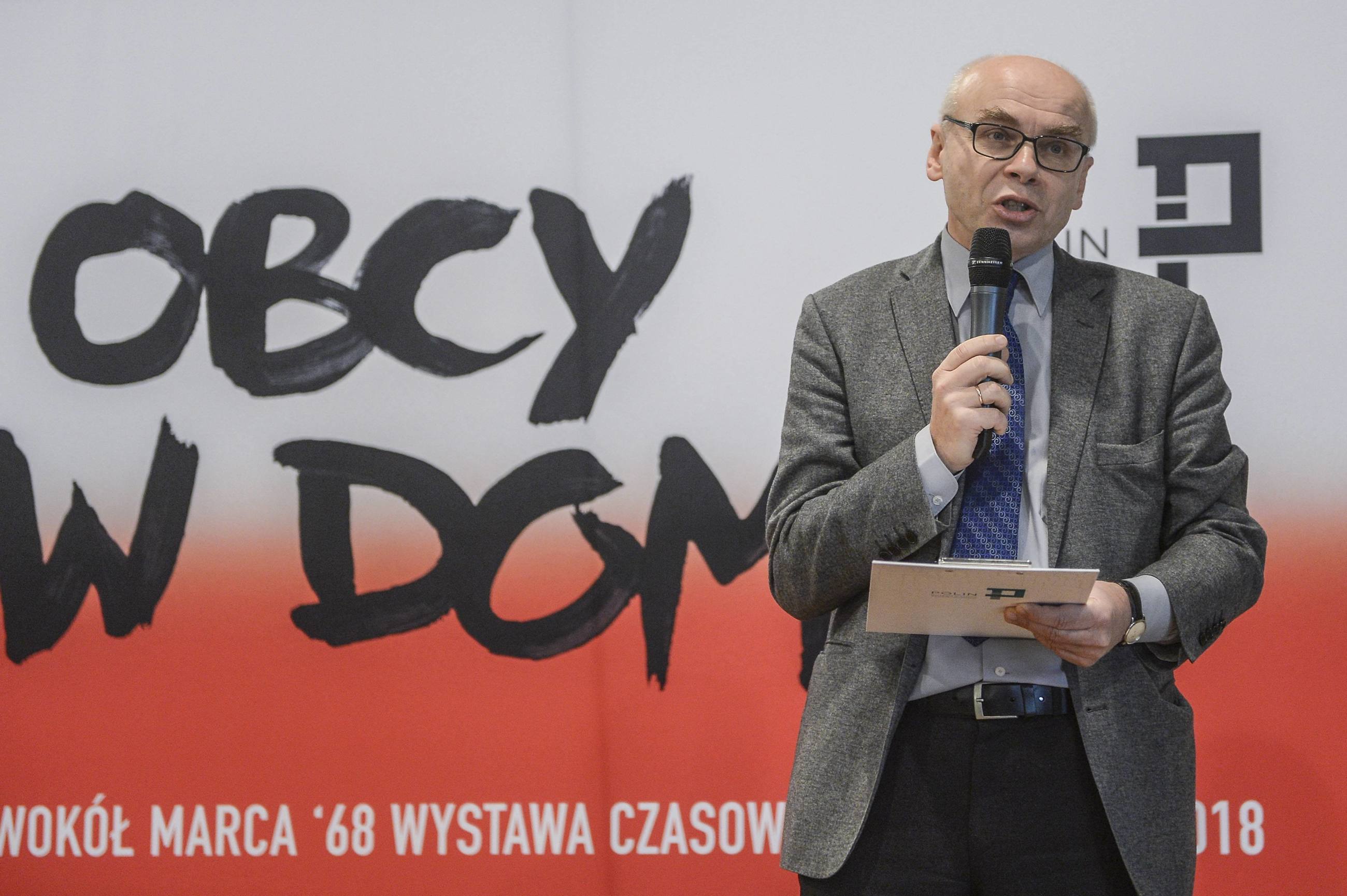 Dyrektor Muzeum Historii Żydów Polskich POLIN Dariusz Stola podczas konferencji prasowej nt. ekspozycji "Obcy w domu. Wokół Marca'68" w Muzeum POLIN w Warszawie