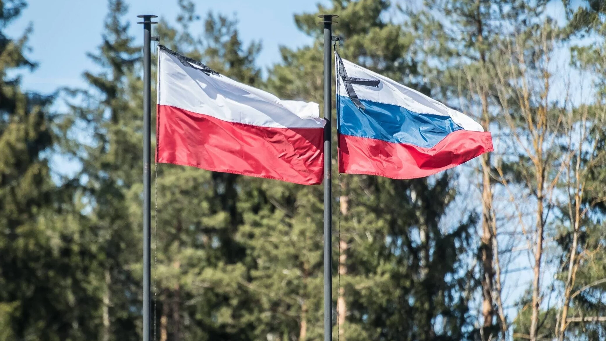 Flagi Polski i Rosji, zdjęcie ilustracyjne
