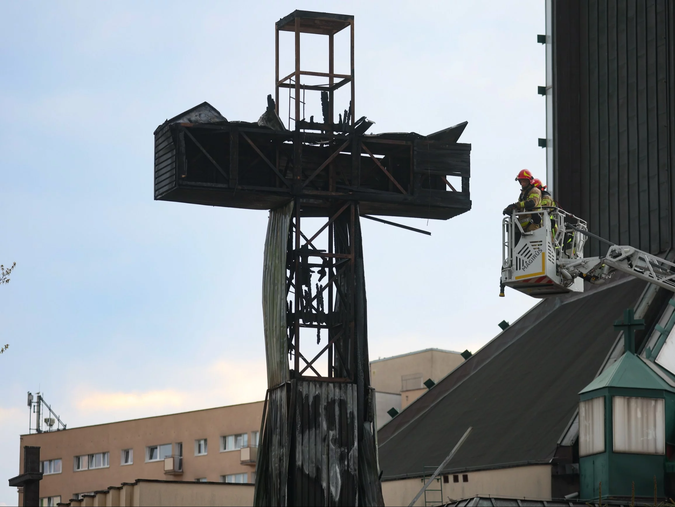 Spłonął krzyż przed kościołem parafialnym św. Maksymiliana Marii Kolbego w Warszawie