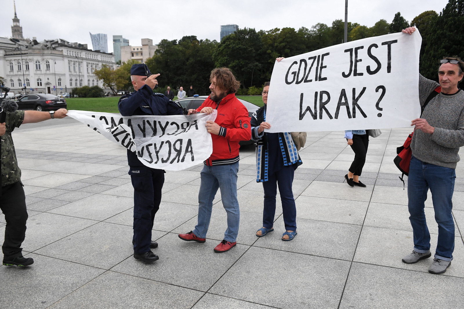 Policjanci podczas zatrzymywania osób zakłócających obchody miesięcznicy katastrofy smoleńskiej