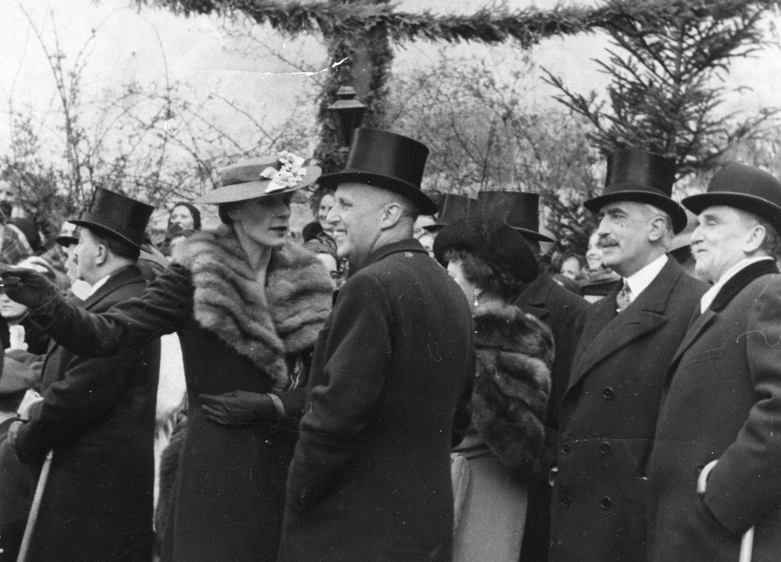 Arcyksiążę Karol Olbracht Habsburg (w środku) w towarzystwie Radziwiłłów i księcia Zdzisława Lubomirskiego (pierwszy z prawej), 21 kwietnia 1938 r.