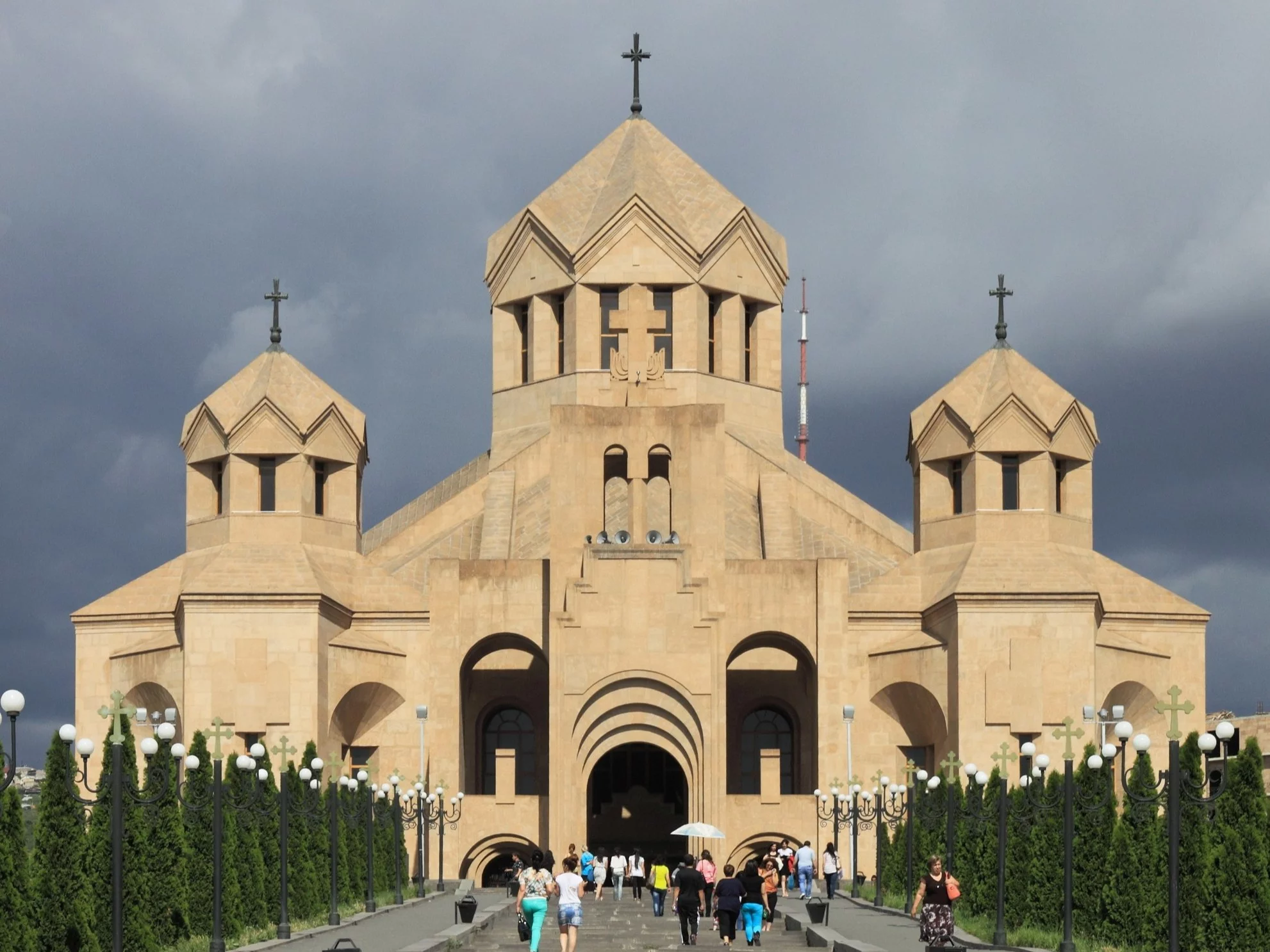 Armenia: Arcybiskup skazany na dwa lata więzienia