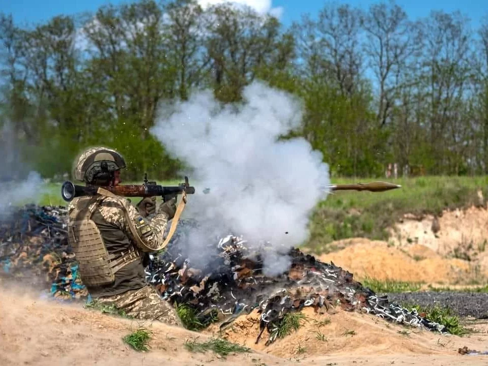 Ukraiński żołnierz strzela z granatnika podczas wojny z Rosją