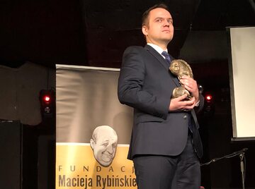 Artur Szeremeta odbiera nagrodę "Złotej Ryby" 2017