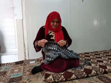 Asma Yahya Salman podczas pracy na drutach