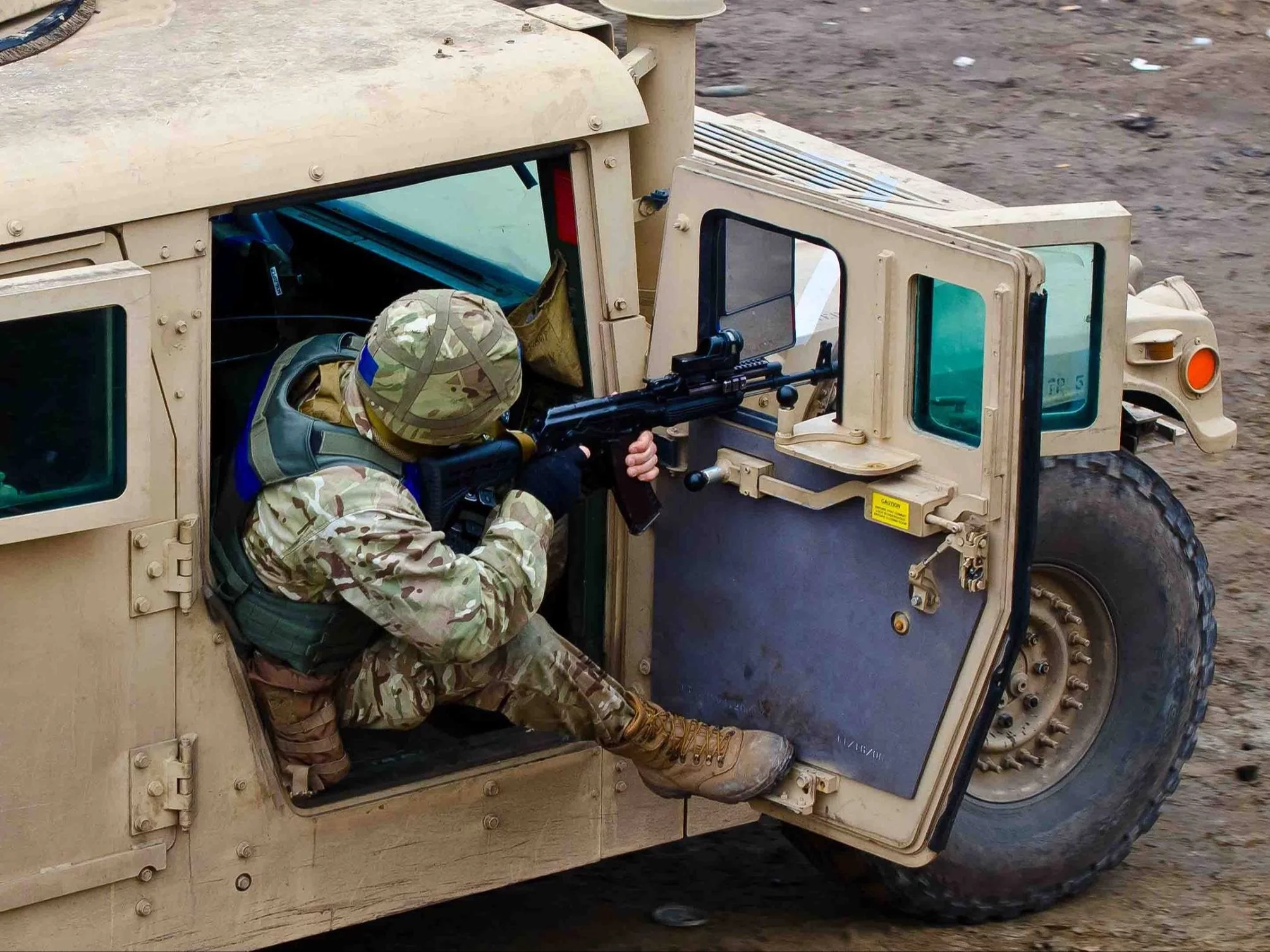 Ukraiński żołnierz w amerykańskim pojeździe terenowym Humvee