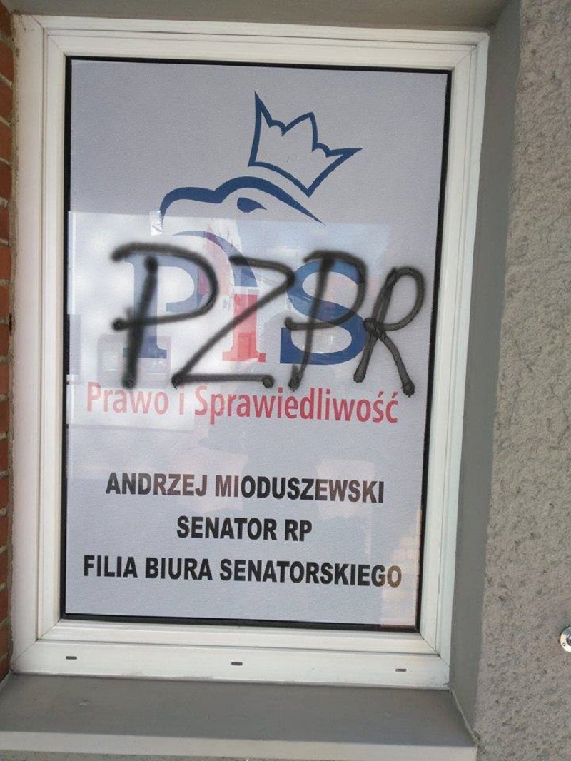 Atak na biura polityków PiS