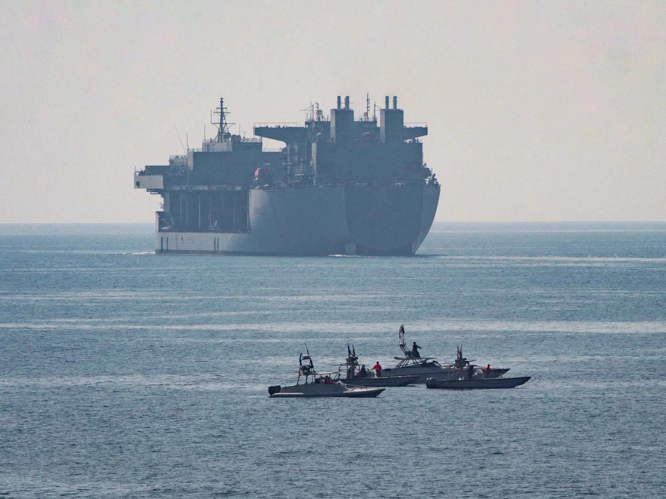 Amerykański okręt w cieśninie Ormuz