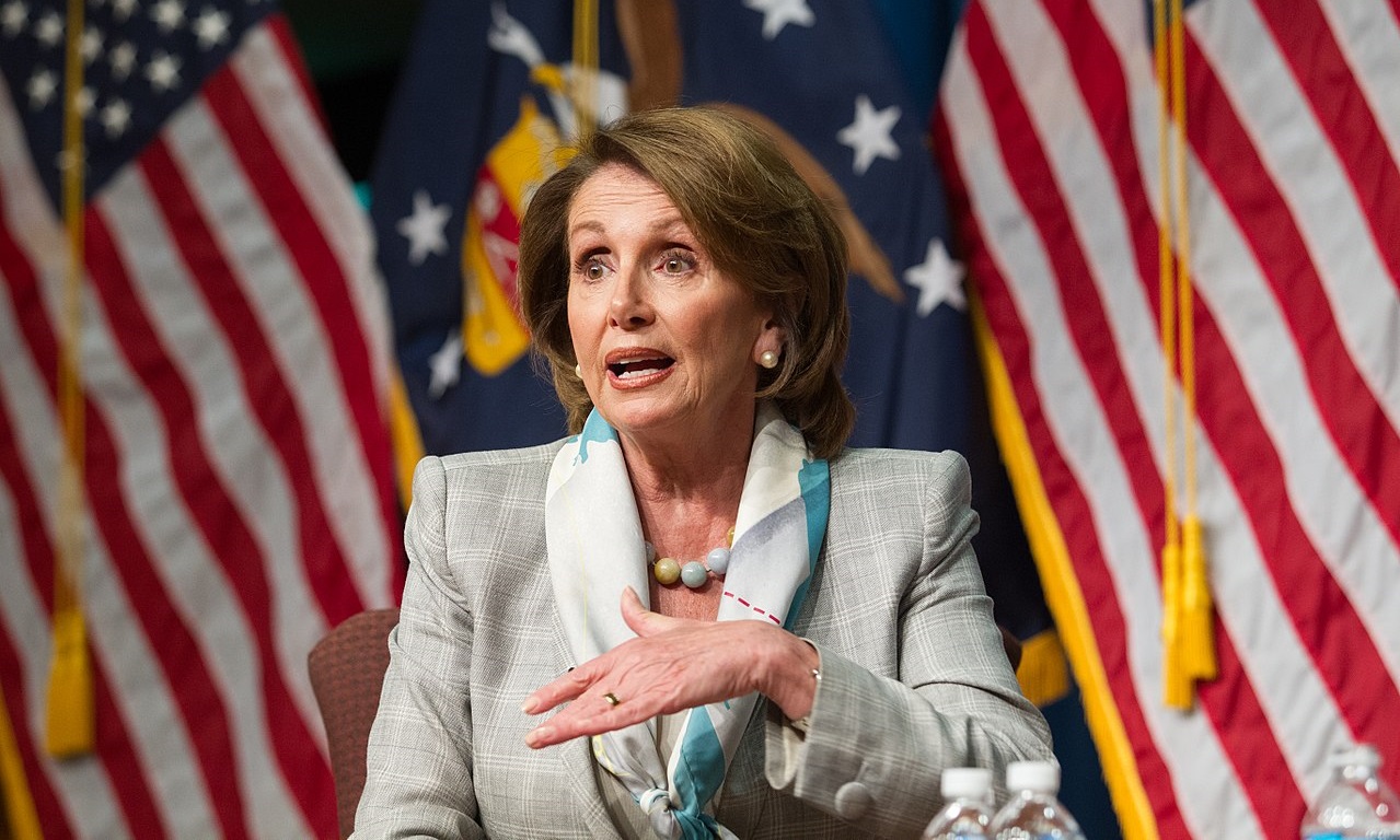 Nancy Pelosi przemawiająca w Departamencie Pracy USA