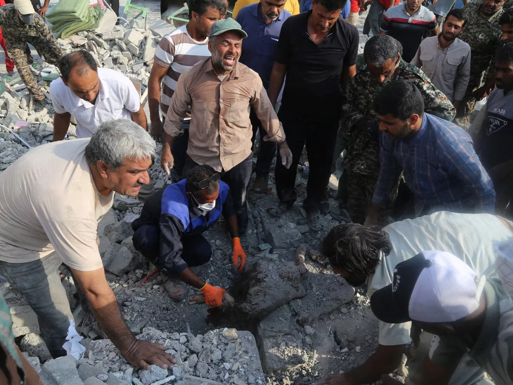 Irańczycy na gruzach zniszczonej szkoły w Minabie