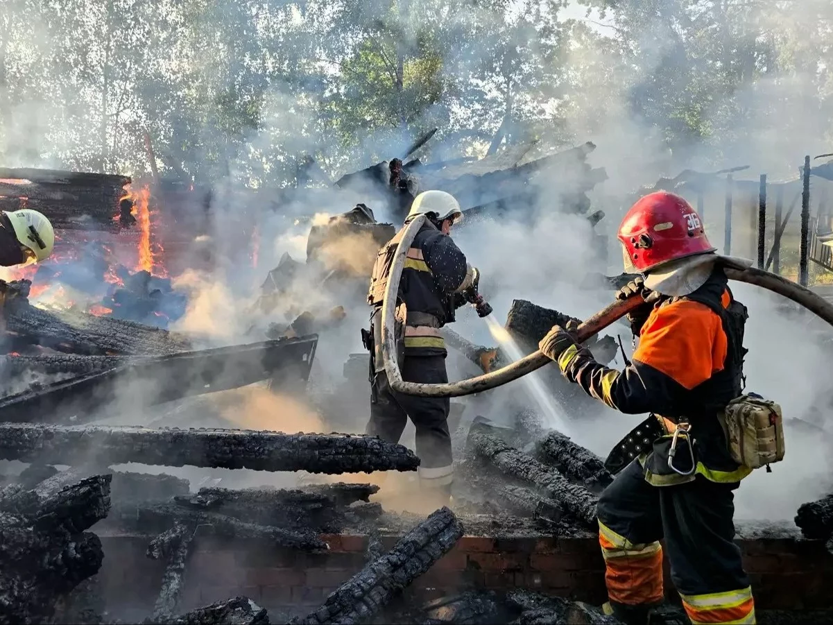 Ukraińscy strażacy gaszą pożar po rosyjskim ataku