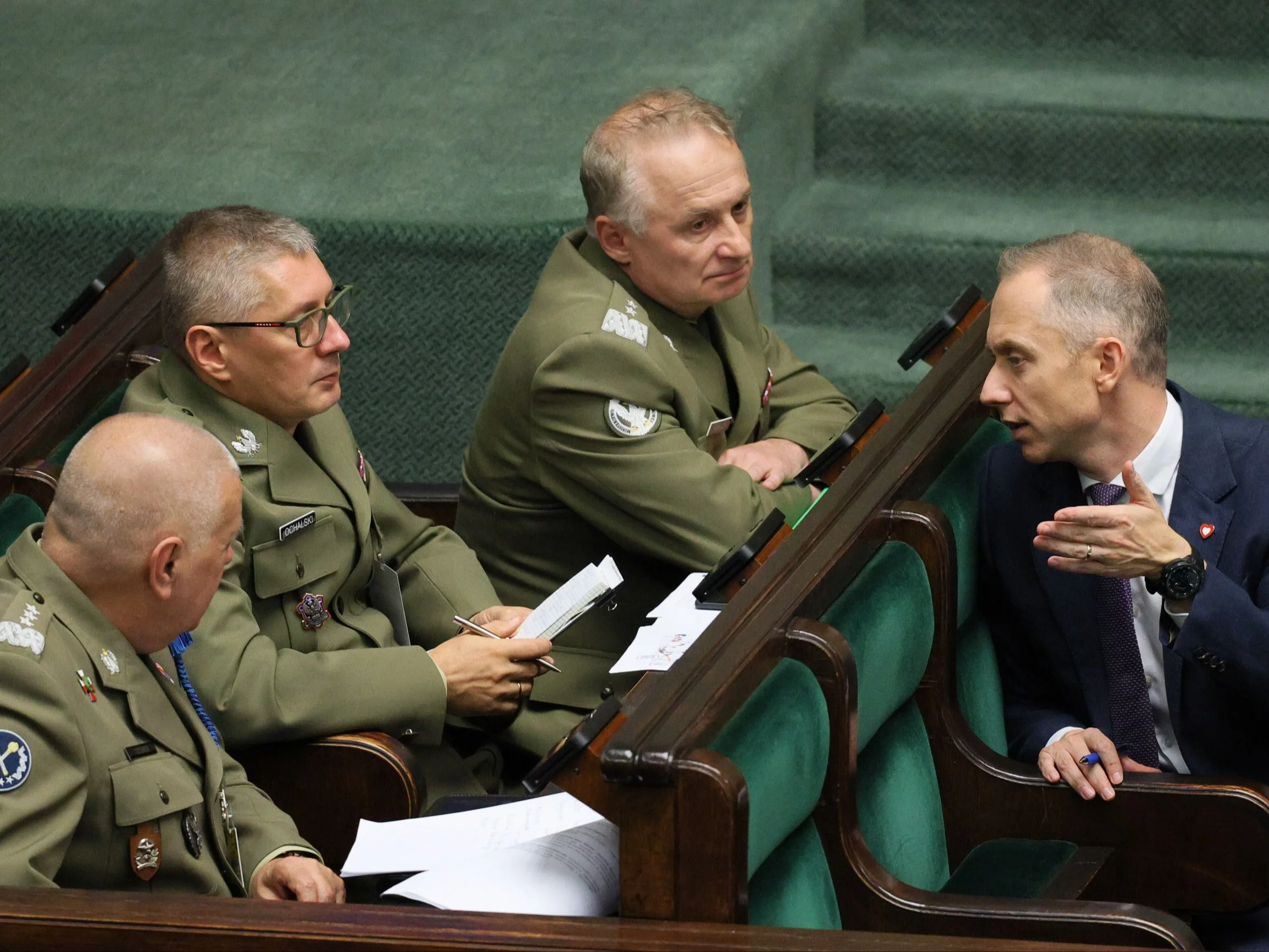 Wiceszef MON Cezary Tomczyk i generałowie Wojska Polskiego w Sejmie