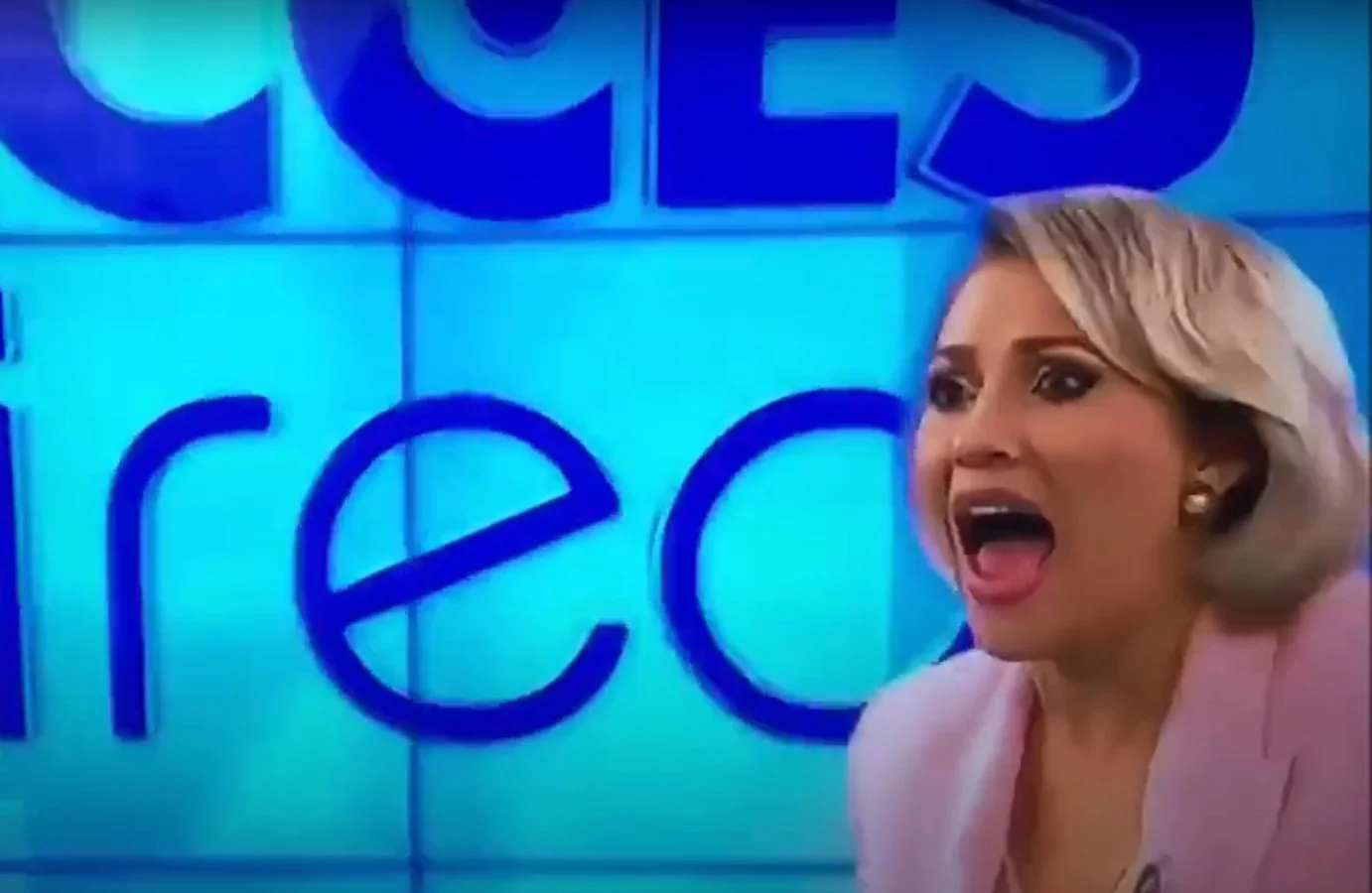 Do ataku na dziennikarkę Mirelę Vaidę doszło podczas relacji na żywo, w studiu telewizji telewizji Antena 1.