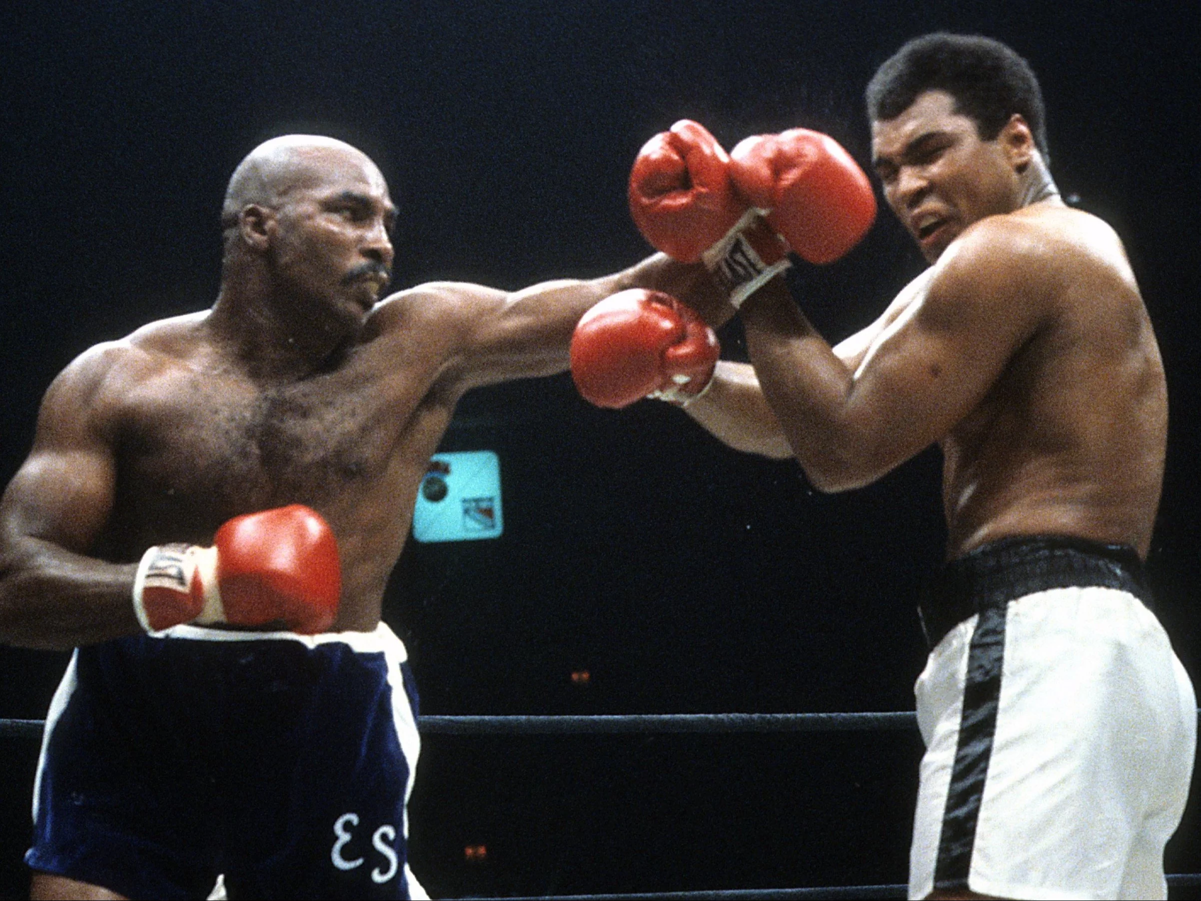 Earnie Shavers w trakcie walki z Muhhamadem Alim