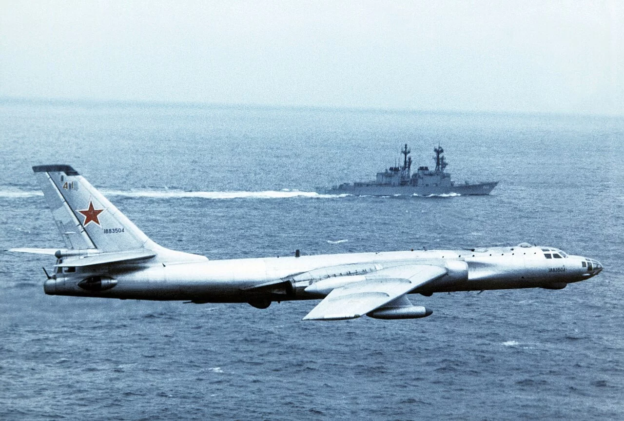 Sowiecki Tupolew Tu-16 przelatuje obok niszczyciela marynarki wojennej USA USS Hewitt; około 1978 rok