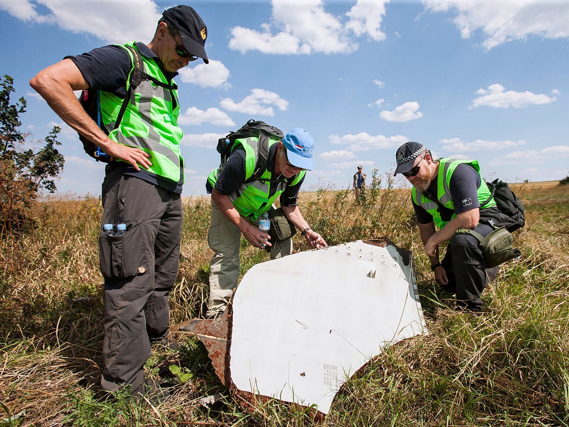 Holenderscy i malezyjscy śledczy na miejscu katastrofy MH17