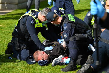 Australijska policja podczas protestu w Melbourne