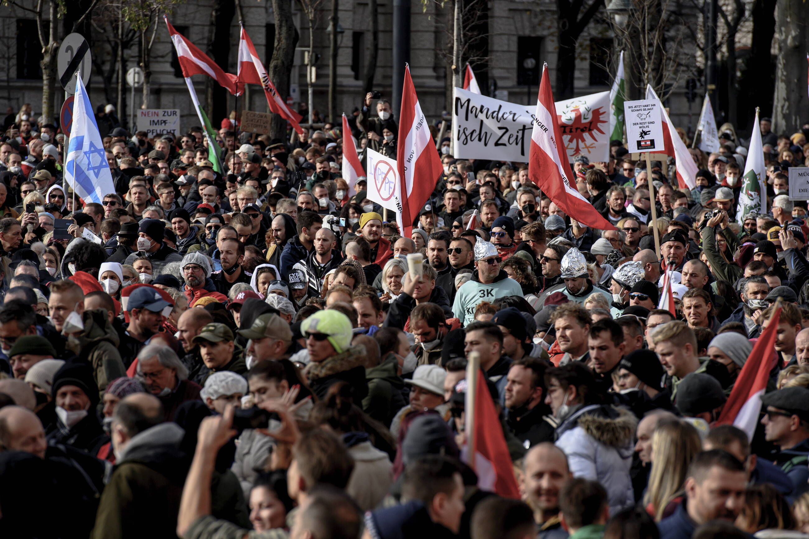 Protest przeciwko segregacji sanitarnej, lockdownowi i przymusowi szczepień. Wiedeń 20.11.2021 r.