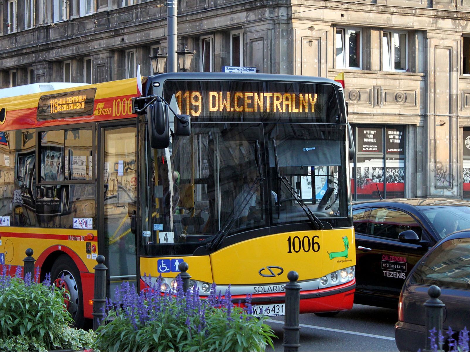 Autobus MZA w centrum Warszawy