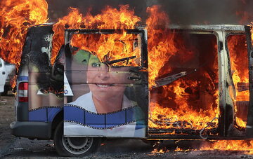 Autokar kampanijny jednej z kandydatek na senatora podpalony podczas spotkania z wyborcami.