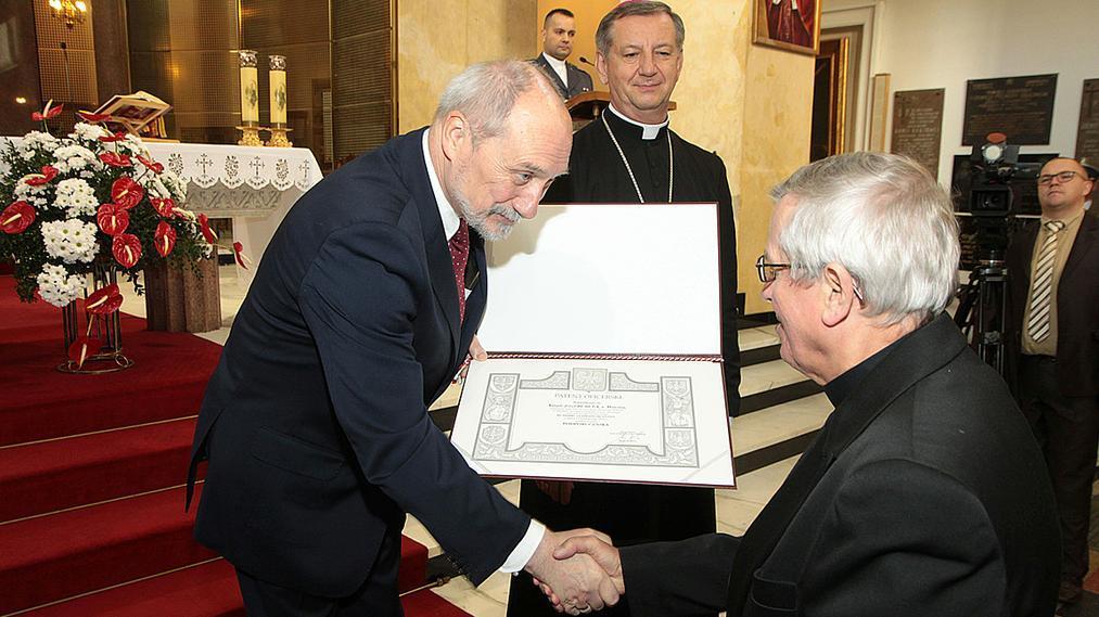 Minister Antoni Macierewicz podczas uroczystości wręczenia księżom patentów oficerskich