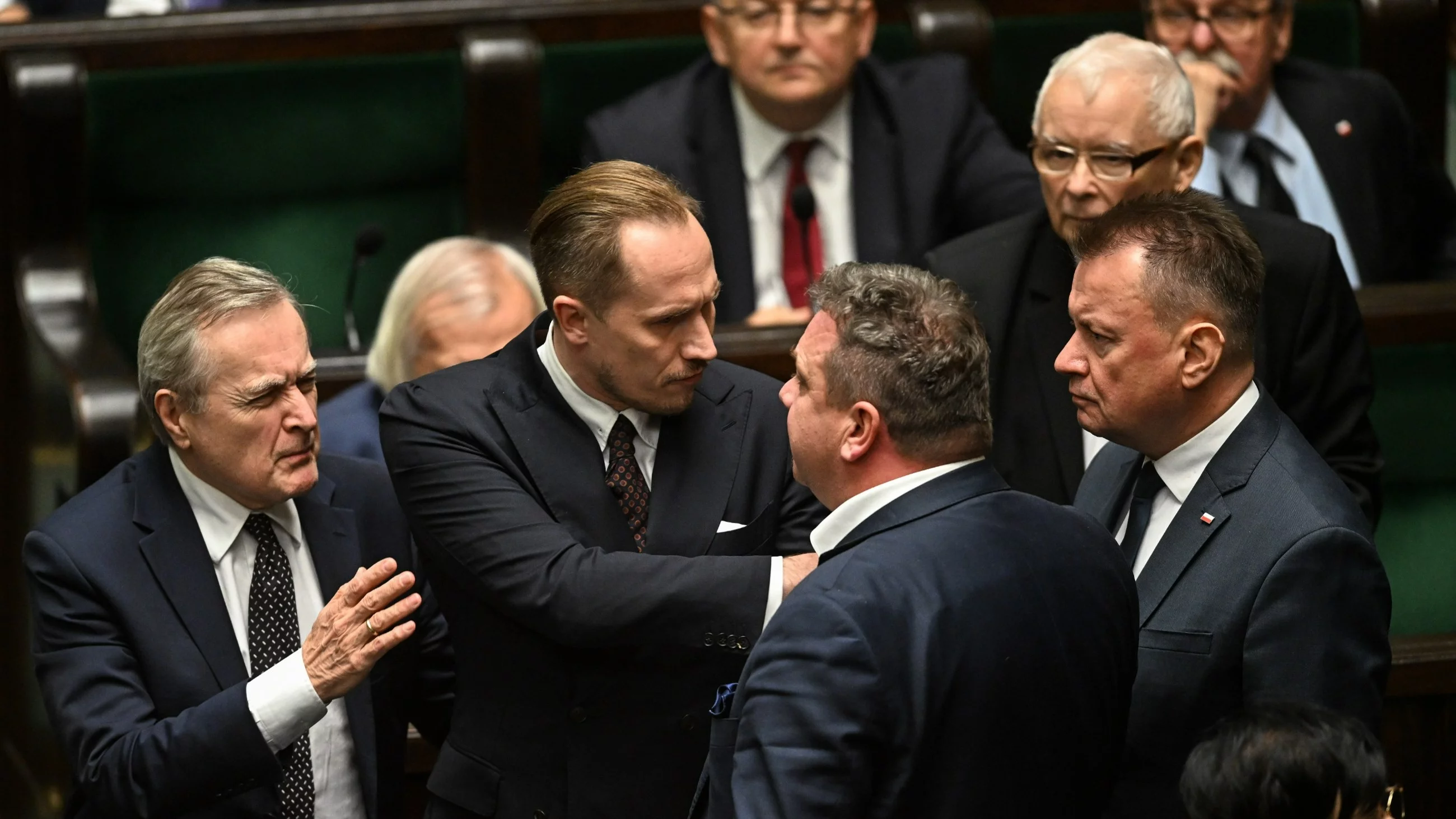 Prezes PiS Jarosław Kaczyński, poseł Konfederacji Konrad Berkowicz (2L), przewodniczący KP PiS Mariusz Błaszczak (P-dół) oraz posłowie PiS Piotr Gliński (L) i Michał Wójcik (3P) na sali plenarnej Sejmu w Warszawie