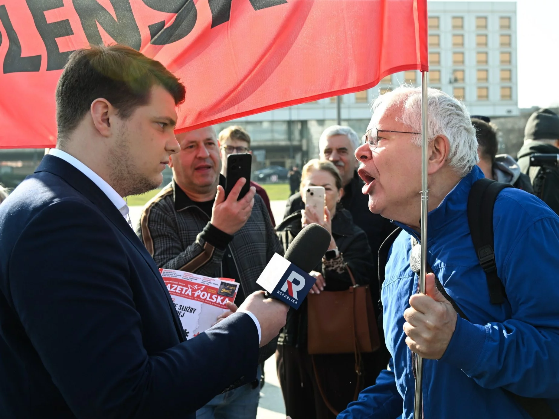 Michał Gwardyński z Telewizji Republika podczas rozmowy z protestującym