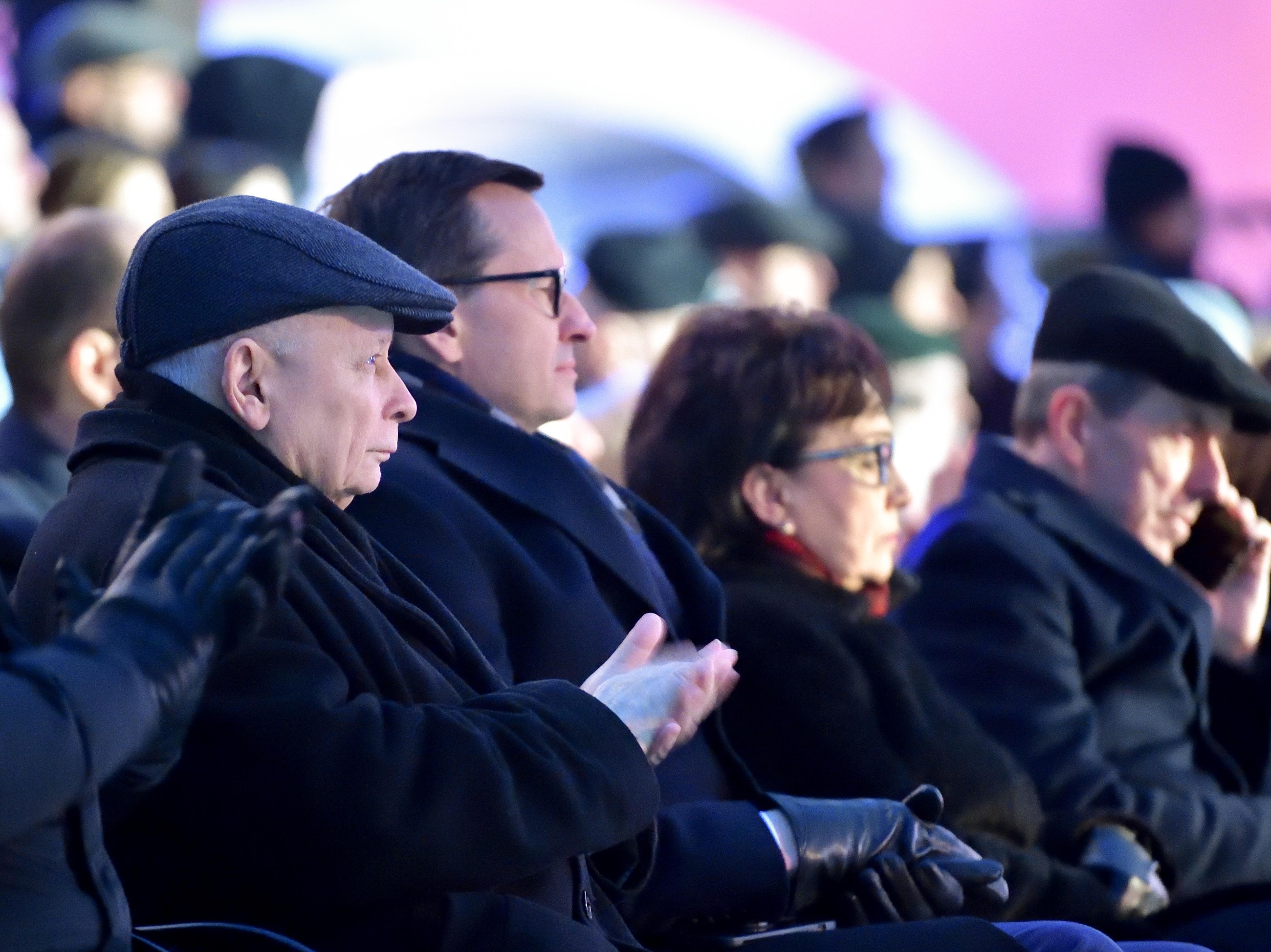 Premier RP Mateusz Morawiecki (2L) i prezes PiS Jarosław Kaczyński (L) oczekują na przemówienie prezydenta USA Joe Bidena w Arkadach Kubickiego w ogrodach Zamku Królewskiego.