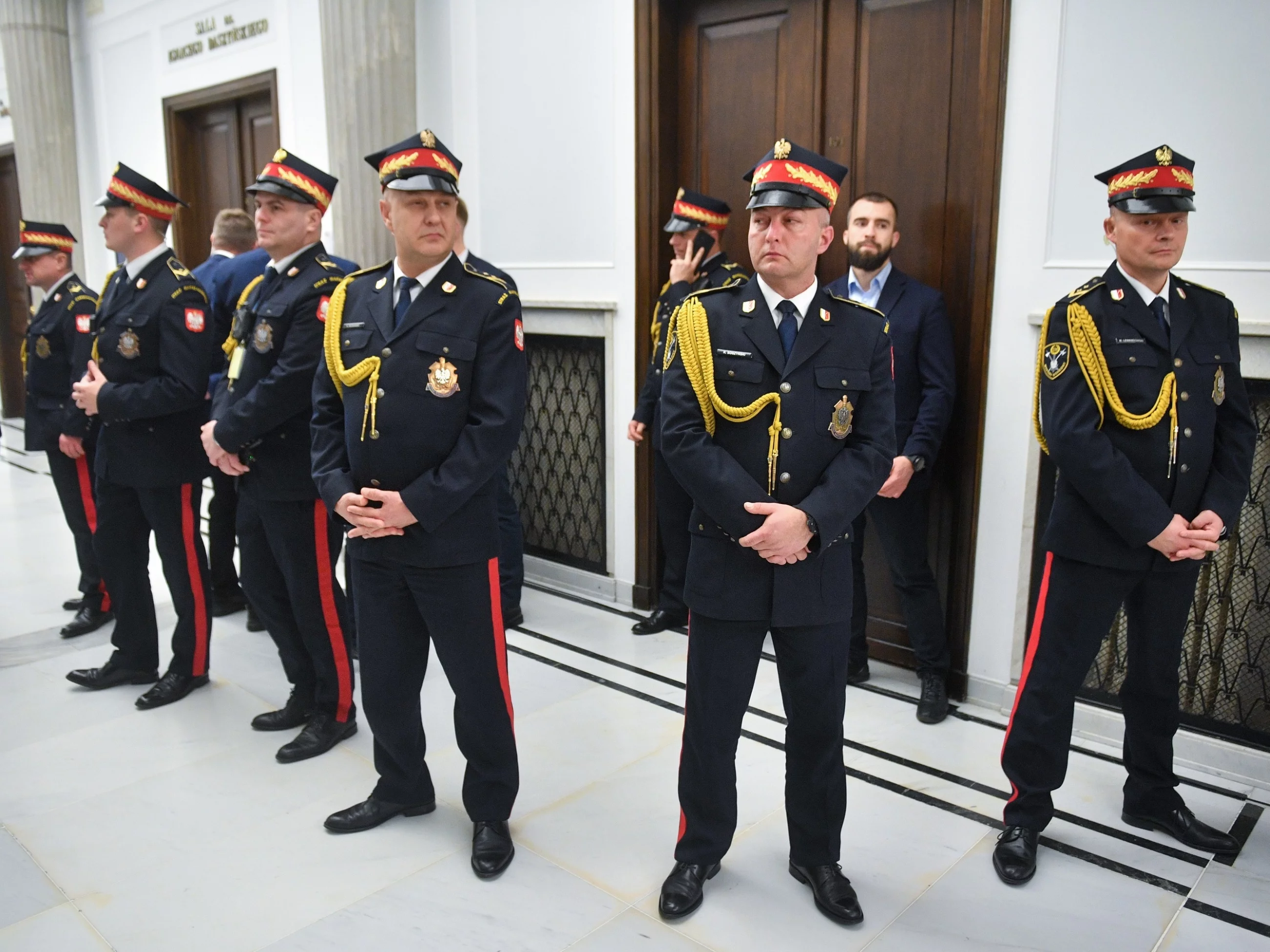 Straż Marszałkowska na korytarzu w Sejmie
