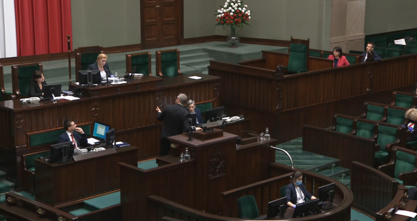 W trakcie sejmowej debaty doszło też do ostrego spięcia, kiedy poseł Konfederacji Grzegorz Braun zaczął w trakcie wystąpienia grozić posłankom Lewicy.