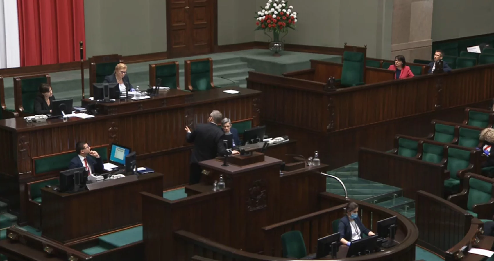 W trakcie sejmowej debaty doszło też do ostrego spięcia, kiedy poseł Konfederacji Grzegorz Braun zaczął w trakcie wystąpienia grozić posłankom Lewicy.