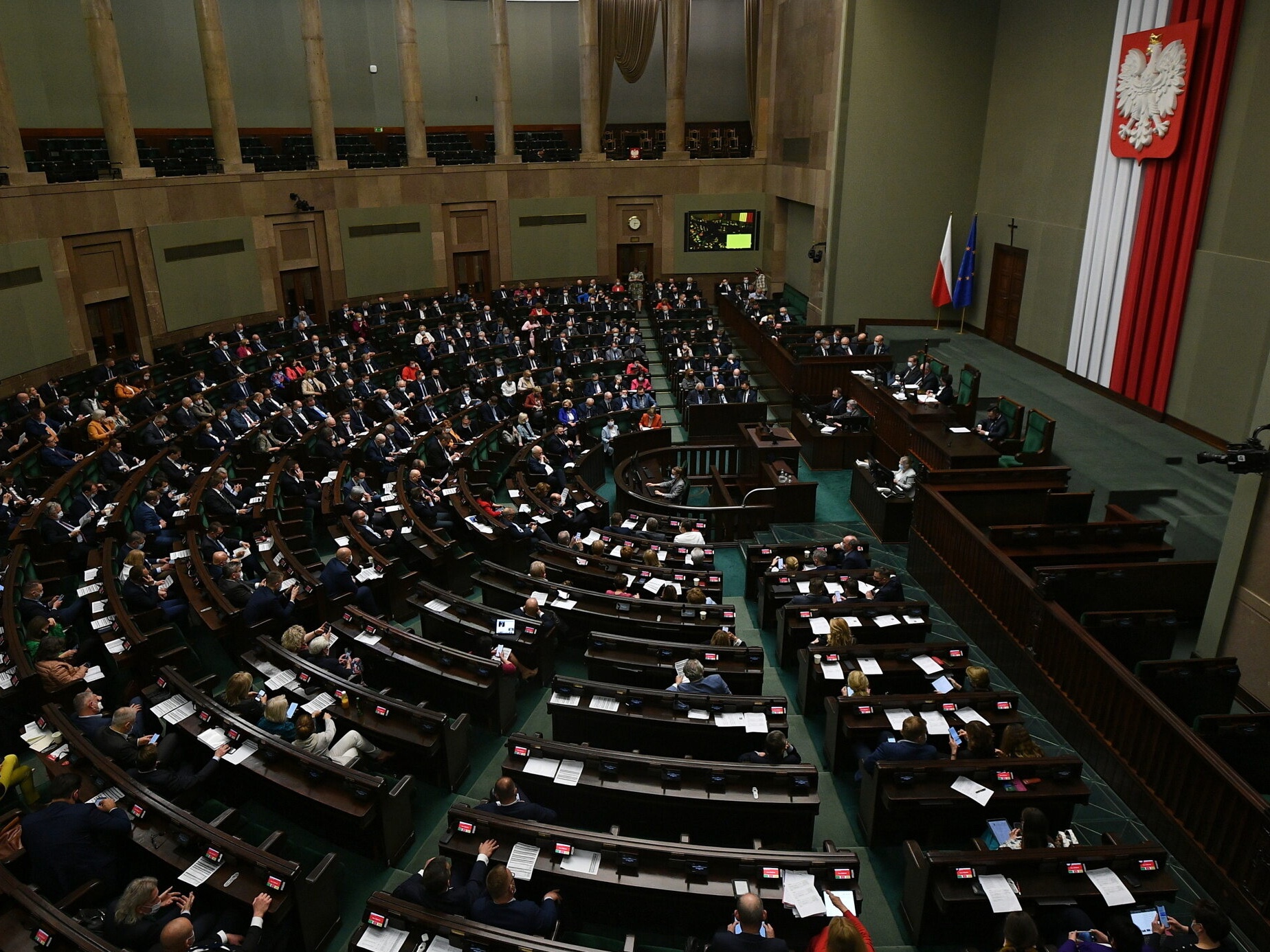 Posłowie na sali plenarnej Sejmu w Warszawie