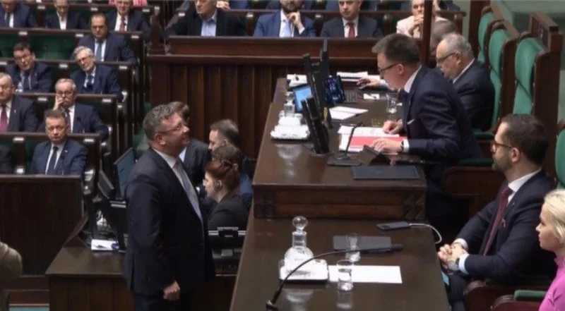 Michał Wójcik i Szymon Hołownia w Sejmie