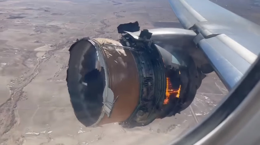 Jeden z pasażerów nagrał przez okno samolotu płonący silnik.