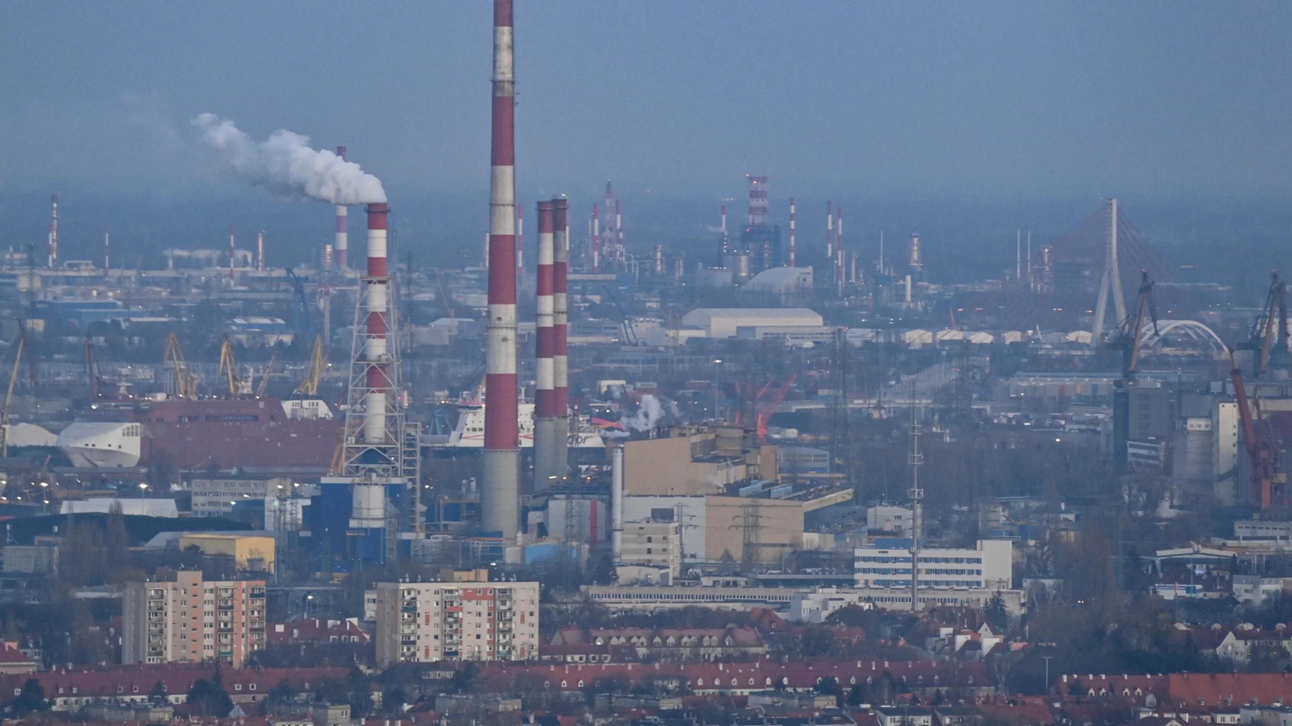 Widok z Olivia Star, najwyższego wieżowca w Gdańsku na elektrociepłownię