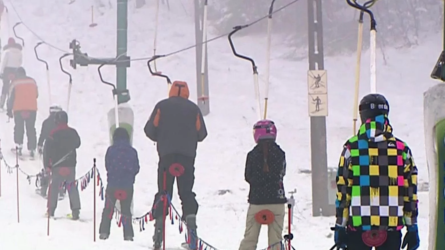 Narciarze na wyciągu