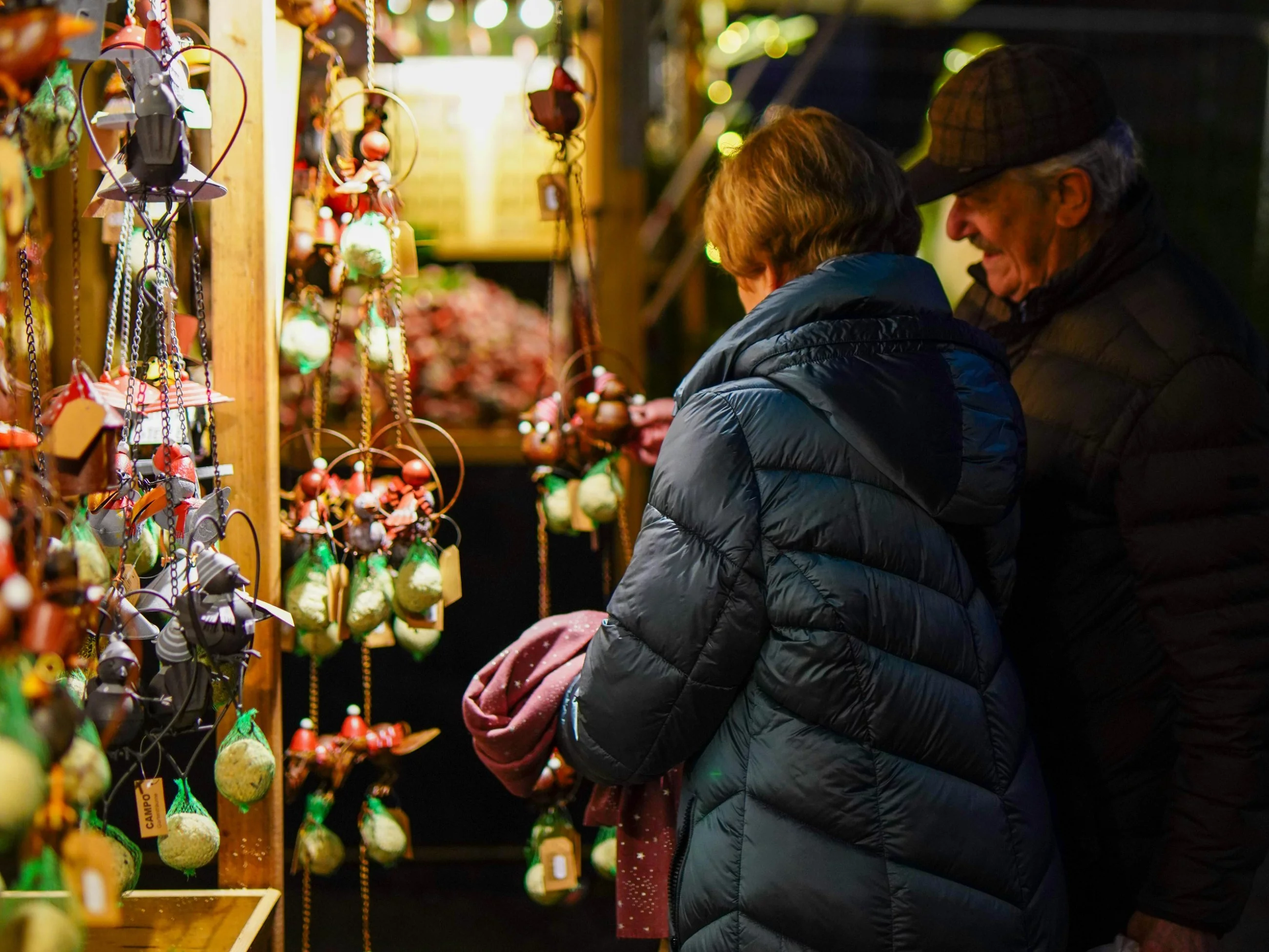 Seniorzy podczas zakupów przedświątecznych