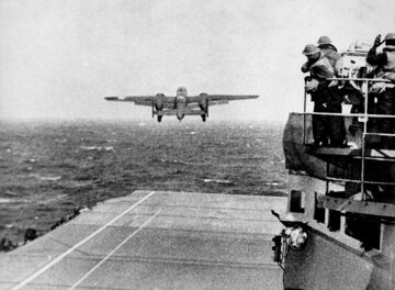 B-25 startuje z lotniskowca „Hornet”, 18 kwietnia 1942 r.