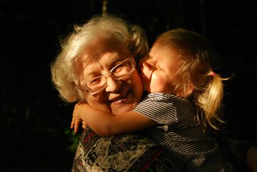Babcia i wnuczka. Zdjęcie ilustracyjne